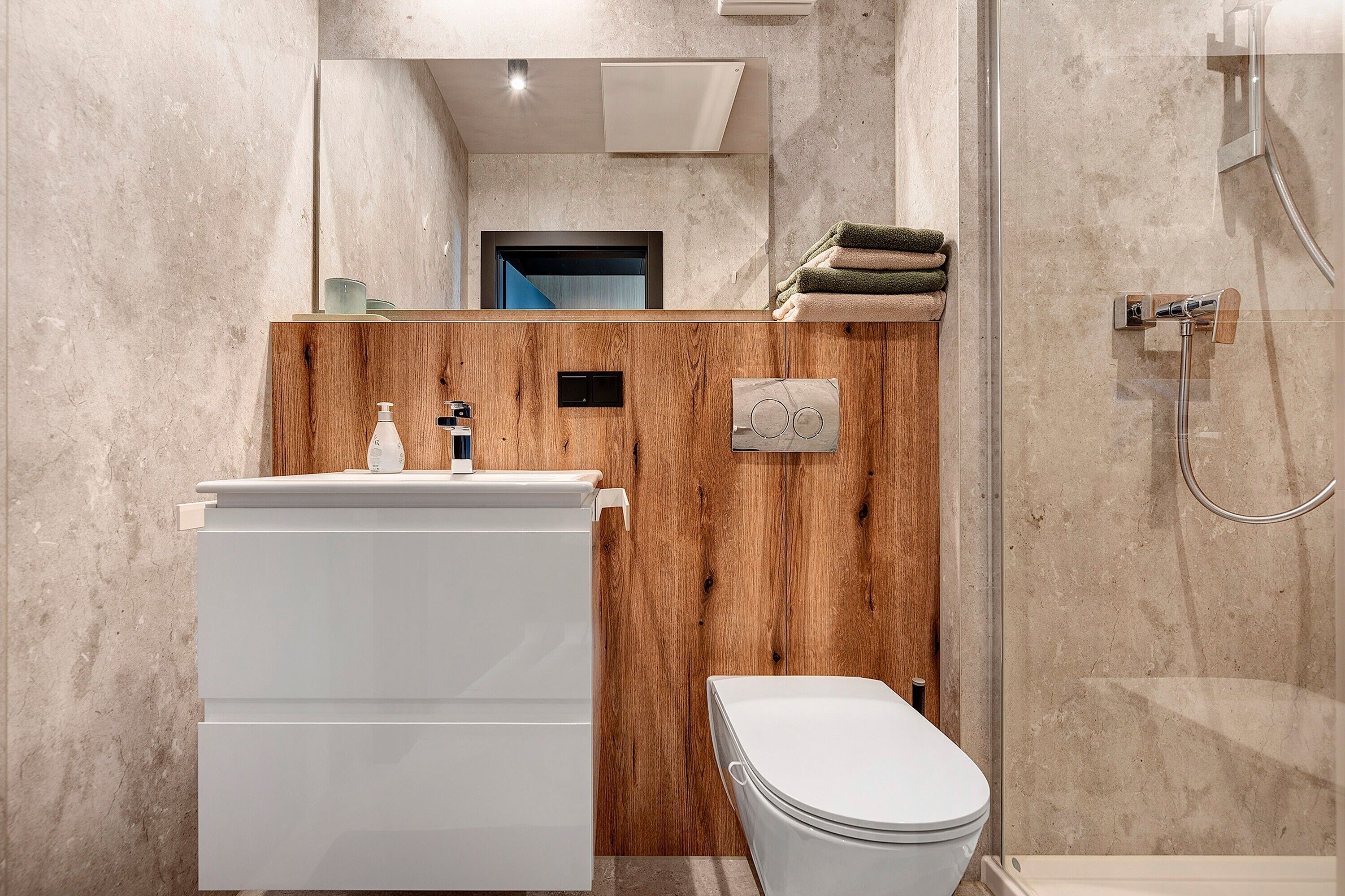 Dusche, kostenlose Toilettenartikel, Haartrockner, Handtücher
