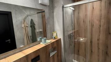 シャワー、ヘアドライヤー、タオル