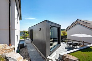 Outdoor dining - Tiny Home 'Seewald - Tiny House' with Private Terrace, Shared Garden and Wi-Fi (Seewald)