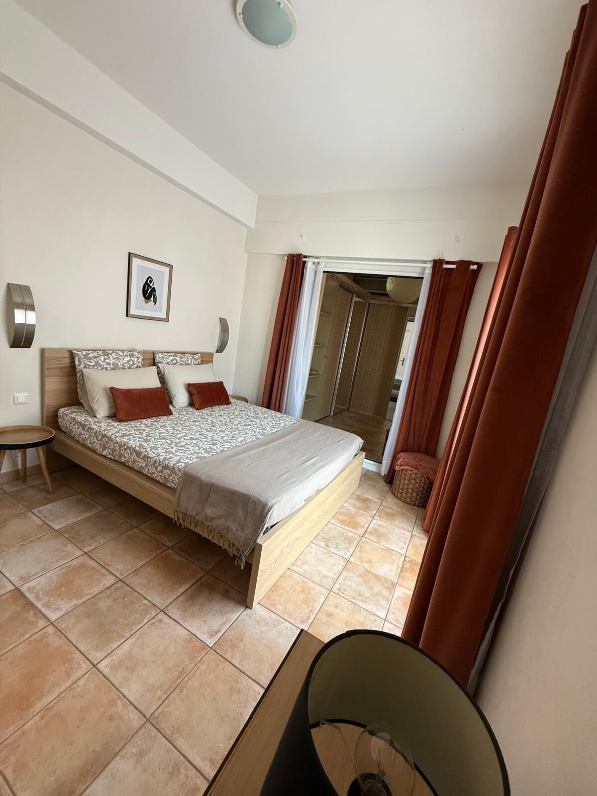 2 chambres, coffres-forts dans les chambres, fer et planche à repasser