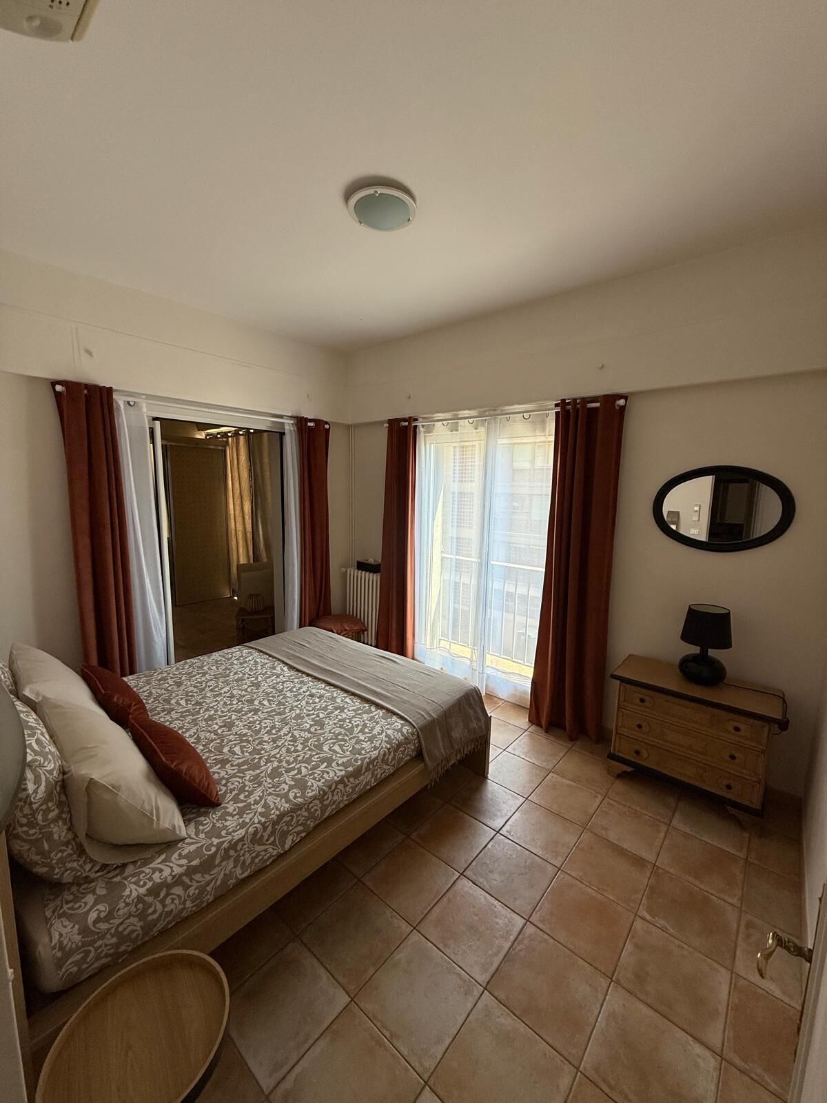 2 chambres, coffres-forts dans les chambres, fer et planche à repasser