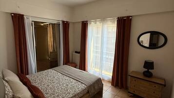 2 chambres, coffres-forts dans les chambres, fer et planche à repasser