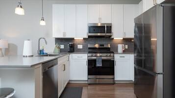 Microondas, horno, parrilla de estufa y lavavajillas