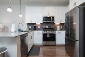 Micro-ondes, four, plaque de cuisson, lave-vaisselle