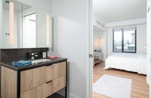 2 habitaciones, tabla de planchar con plancha, cuna de viaje y wifi 