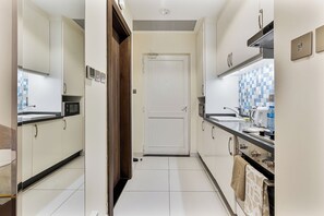 Kjøleskap, mikrobølgeovn, ovn og kokeplater