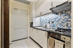 ثلاجة، ميكروويف، فرن، موقد طهي مسطح