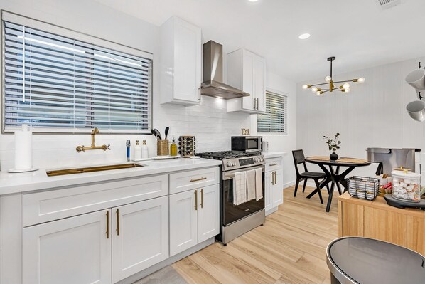 ثلاجة، ميكروويف، فرن، موقد طهي مسطح