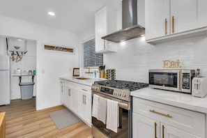 ثلاجة، ميكروويف، فرن، موقد طهي مسطح