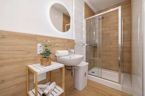 Dusche, Haartrockner, Handtücher, Shampoo