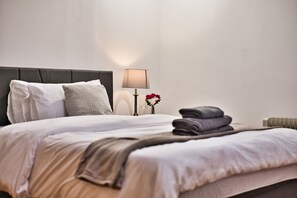 1 bedroom, iron/ironing board, internet, bed sheets - Modern 1Bed, 2 Min to Tube & DLR in Bromley By Bow, London E3 (London)