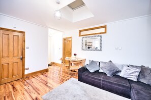 TV - Modern 1Bed, 2 Min to Tube & DLR in Bromley By Bow, London E3 (London)