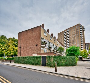 Exterior - Modern 1Bed, 2 Min to Tube & DLR in Bromley By Bow, London E3 (London)