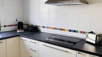 Een magnetron, een oven, een kookplaat, een vaatwasser