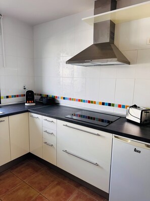 Een magnetron, een oven, een kookplaat, een vaatwasser