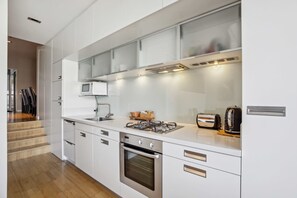 Fridge, microwave, oven, stovetop - Lakeside 2 Bed- Pounamu Complex (Queenstown)