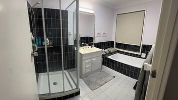 تجهيزات دش، مجففات شعر، مناشف، صابون