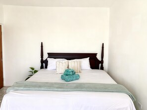 1 bedroom, WiFi, bed sheets - Heart of Mobay/ King Bed roof top AC Apt/ 10 min to airport/ 8 min to Beach/ KFC (Montego Bay)