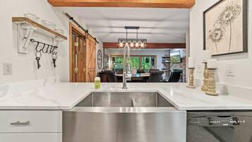 冰箱、微波炉、烤箱、炉灶