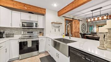 Geladeira, micro-ondas, fogão, cooktop