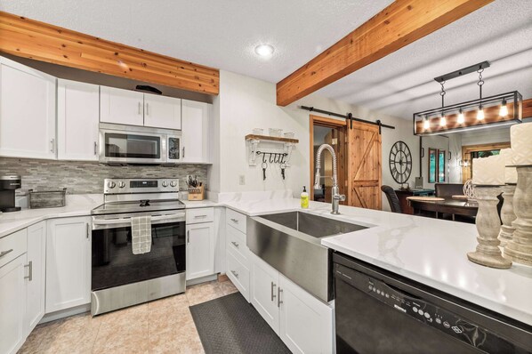 Geladeira, micro-ondas, fogão, cooktop