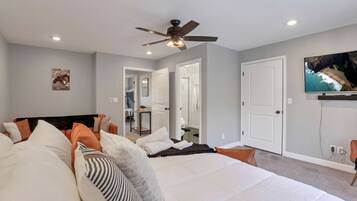 4 bedrooms, iron/ironing board, WiFi, bed sheets