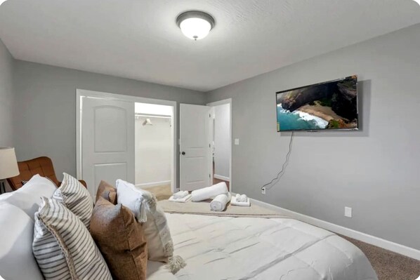 4 bedrooms, iron/ironing board, WiFi, bed sheets