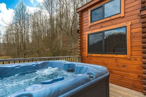 Outdoor spa tub - Cozy Stargazing Cabin with Hot Tub near Red River Gorge in Estill County, Kentucky (Stanton)