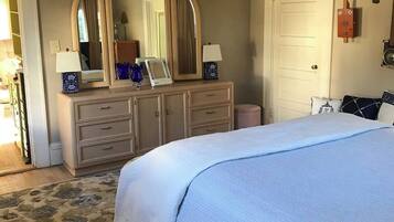 1 間睡房、房內夾萬、書桌、熨斗/熨衫板