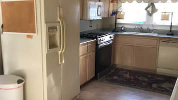 雪櫃、微波爐、焗爐、爐具