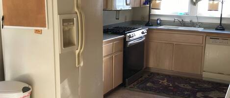 Geladeira, micro-ondas, fogão, cooktop