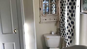 Secador de cabelo, toalhas de banho, sabonete, shampoo