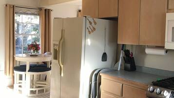 雪櫃、微波爐、焗爐、爐具