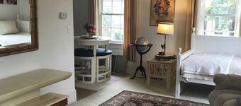 Snow Hill Private apartment nestled in the heart of historical downtown.