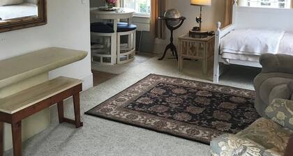 Snow Hill Private apartment nestled in the heart of historical downtown.