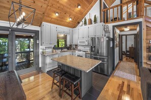 Fridge, microwave, oven, stovetop - Heavenly Mountain VIew, Hot Tub, Fire Pit (Blue Ridge)