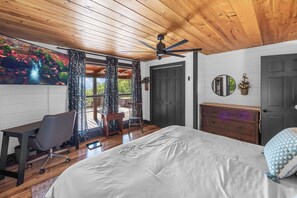 A bedroom with a wooden ceiling, a bed, a desk, and a chair. - Heavenly Mountain VIew, Hot Tub, Fire Pit (Blue Ridge)