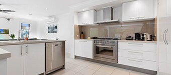 The Yellow Fish - Tranquil Escape in a Prime Paynesville Location