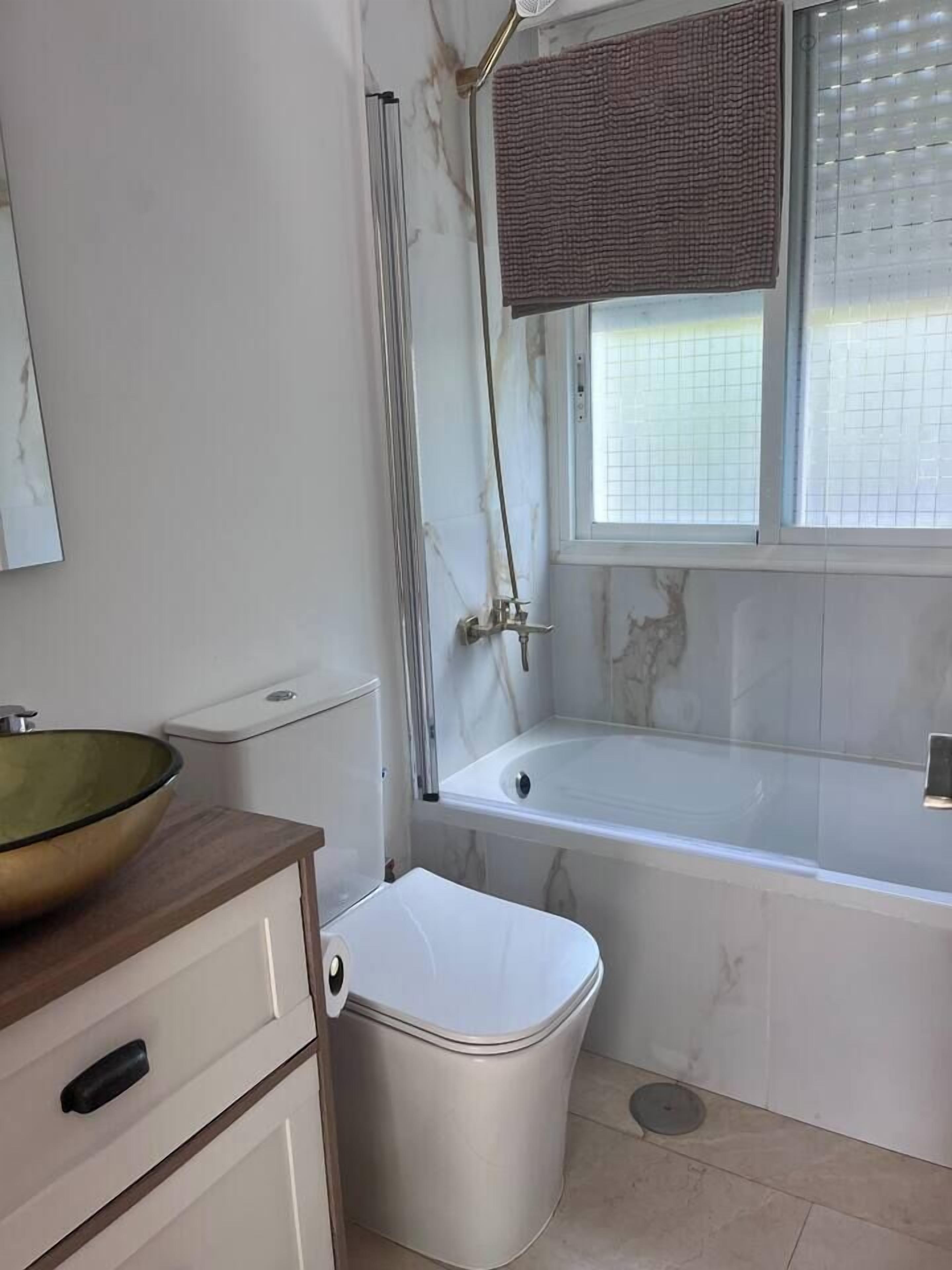 Comfort driepersoonskamer, patio, uitzicht op tuin | Badkamer