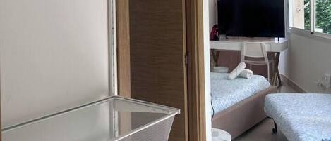 Comfort trippelrum - uteplats - utsikt mot trädgården | Gratis wi-fi