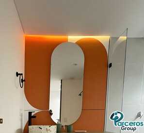 Shower, hair dryer, towels, soap - PARCEROS GROUP - 1 BEDROOM VACATION APARTMENT, FLOOR 1, PEREIRA (Pereira)