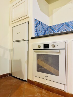 Fridge, oven, stovetop, coffee/tea maker - Le Formiche - Two-room apartment in the heart of Lipari, near the sea (Lipari)
