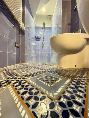 Suihku, hiustenkuivaaja, bidee, pyyhkeet