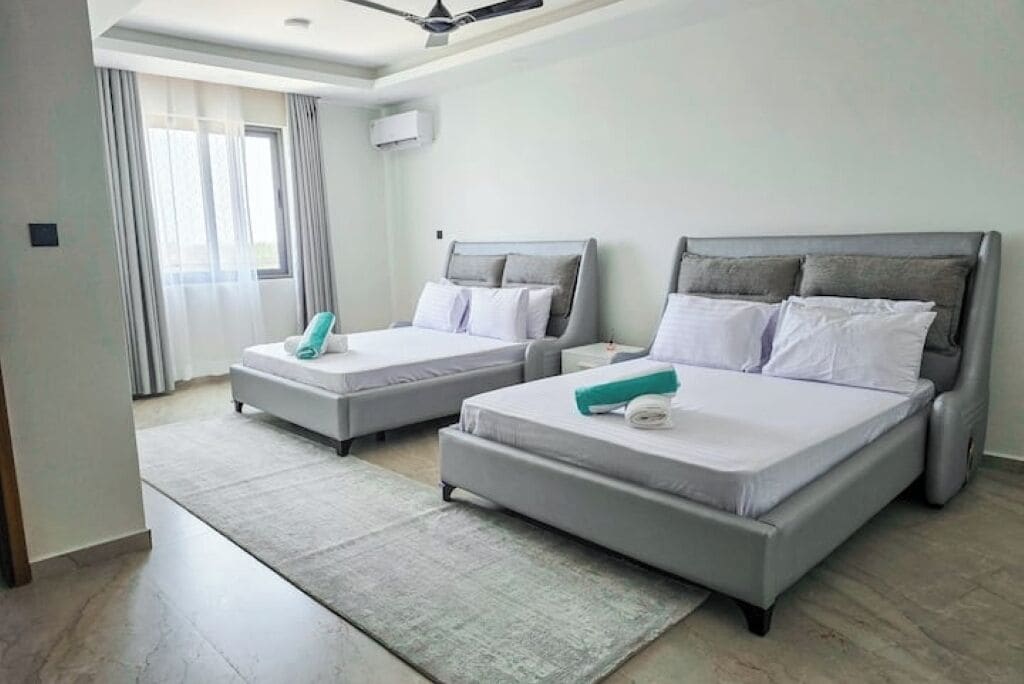4 habitaciones, tabla de planchar con plancha, wifi y ropa de cama 