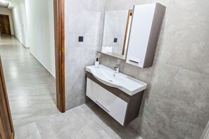 Regadera, bidet, jabón 