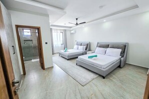 4 habitaciones, tabla de planchar con plancha, wifi y ropa de cama 