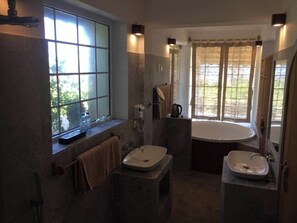 Camera Deluxe con letto matrimoniale o 2 letti singoli | Bagno | Set di cortesia gratuito, asciugacapelli, pantofole, asciugamani