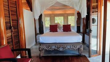 Escritorio, tabla de planchar con plancha y wifi gratis