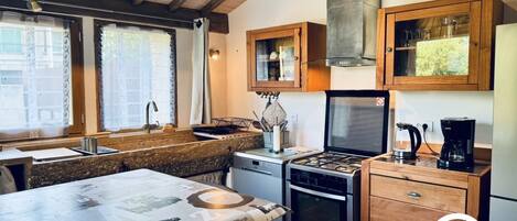 Geladeira, micro-ondas, fogão, lava-louças