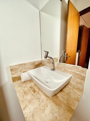 تجهيزات دش، مناشف، صابون، شامبو